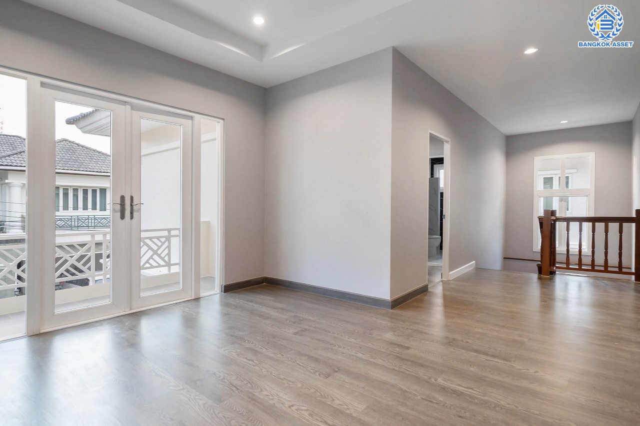 บ้านมือสองตกแต่งใหม่ ม.เบญญาภา ราชพฤกษ์ หลังใหญ่ เนื้อที่ 56.2 ตร.ว. บนพื้นที่ใช้สอยกว่า 265 ตร.ม. ฟังก์ชัน 3 ห้องนอน 1 ห้องอเนกประสงค์ 3 ห้องน้ำ จอดรถได้ 2 คัน พร้อมเฟอร์นิเจอร์บิ้วอินท์ในห้องนอนทุกห้อง ทำเลโซนเมือง! โครงการติด The Crystal SB ใกล้ทางด่วน "ศรีรัช" พร้อมเชื่อมสู่ปิ่นเกล้า-สาทร